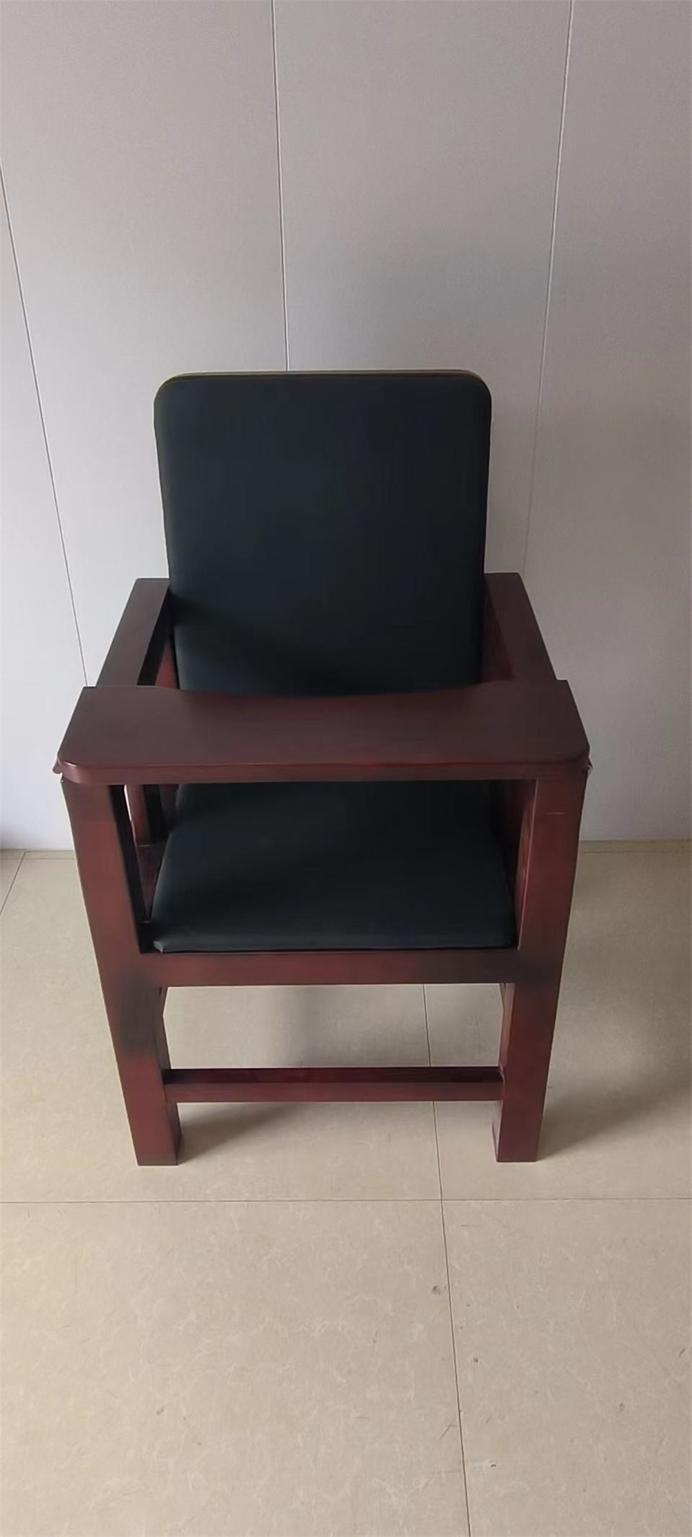 木質審訊椅
