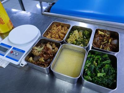 硬核配餐 一小時下線兩千斤米飯，鄭州企業以“媽媽的味道”打造餐飲管理新標桿